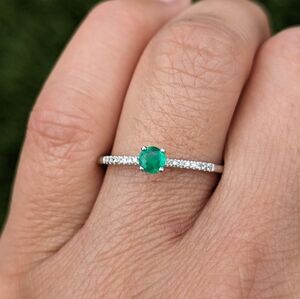 14k white gold diamond and round emerald ring